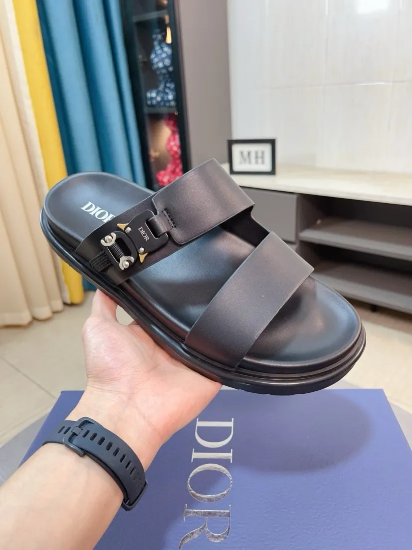 Men's Men's Shoes 💰320🌸🌸Dior Aqua Men's Sandals Slippers. Showcasing Dior haute couture design. The Dior gray suede strap is accented with an aluminum Dior buckle for added style. Paired with a comfortable tonal notch sole, they pair easily with shorts or jeans for a sophisticated look. Main body: suede cow leather, technical fabric lining: cow leather, with adjustable straps, aluminum Dior buckle, Dior gray EVA insole, tonal notch rubber outsole splicing structure👌👌size: 38-44 (45.46 customized)